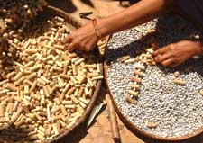 The bamboo chips and tigbi seeds
at our Philippines producers,
ready for making the curtains
.