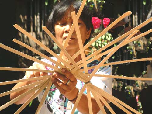 

   The weaving begins   

   Muñoz, Philippines   
 
