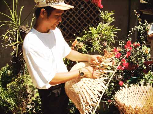 

   The basket begins to take shape   

   Muñoz, Philippines   
 
